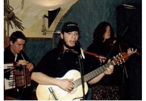 ROCKERIŢA. Din octombrie 1999, Lévay Tűnde (dreapta) a cântat la vioară în trupa de rock celtic Blackbeers. "Am fost colegi de facultate, la Partium, aşa am ajuns şi colegi de trupă. Însă nu a rămas decât până în 2001. Nu ne-am înţeles, era puţin dificilă", aşa o descrie Peter Moynahan, fondatorul Blackbeers